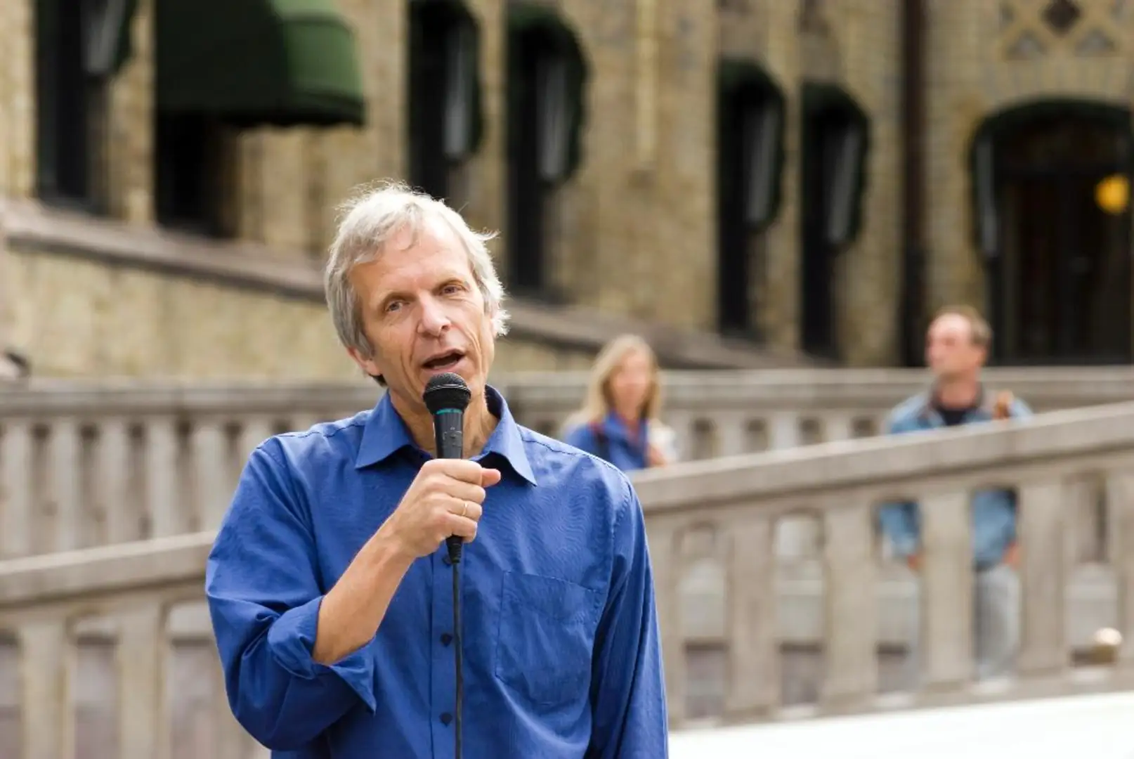 Øivind Benestad foran Stortinget, våren 2008